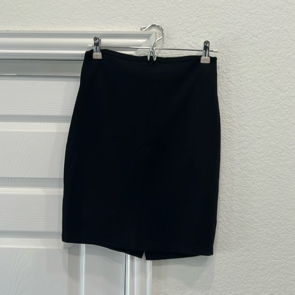 Stretchy black skirt - Picture 1 of 7